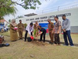 Rutan Prabumulih Tanam Bibit Kelapa Dukung Program Ketahanan Pangan Nasional