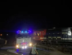 Truk Bawa Crane Ditabrak Kereta Api di Prabumulih